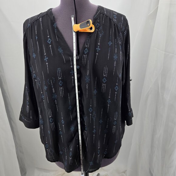810-47 Torrid Black Geometric Arrow Print V-Neck Top Size 0 (Large 12) - Picture 2 of 10